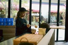 岡山市の複合施設〈杜の街グレース〉に日本茶カフェやスパイスカレー屋がオープン