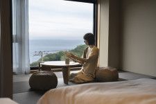 真鶴で親しまれた〈まるなか旅館〉をリノベーションした宿泊施設〈HOTEL FARO manazuru〉がオープン