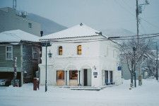 景観形成指定建築物を改修した、北海道函館の一棟貸しの宿〈Portside Inn Hakodate〉