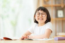 子どものメガネデビュー最多は「小学１年生」子どもたちに心境変化はある？のタイトル画像