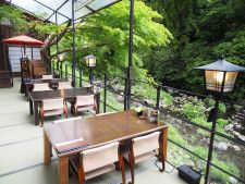 箱根唯一の「川床」でご褒美ランチを♪ せせらぎと緑に癒やされる大人の贅沢空間「牛なべ 右近」