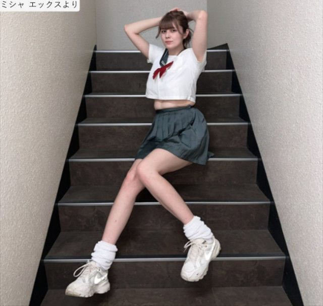身長182cm美女モデル、ミニスカ制服コスが「スタイル抜群」「脚長すぎ！」　圧倒的な頭身
