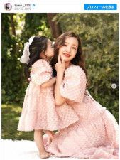 板野友美、2歳愛娘とおそろいドレス姿に「素敵」「天使」「可愛すぎ」の声