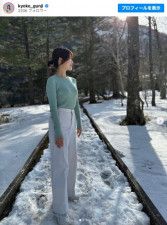 郡司恭子アナ、雪景色に佇む姿に反響「美しい」「銀世界に映える」