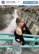重盛さと美、イエローニット×デニムのミニスカートの秋コーデが 重盛さと美、イエローニット×デニムのミニスカートの秋コーデが