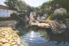 香川に“西日本最大級の絶景サウナ施設”が誕生！　船型＆黒のサウナや海水水風呂など用意