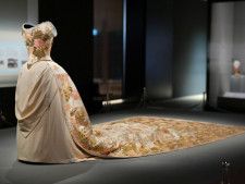 昭憲皇太后の大礼服が展示される  またとない機会。明治のエレガンスを  感じに、明治神宮ミュージアムへ