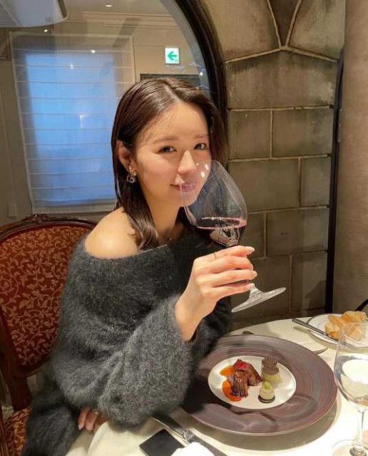 井口綾子、オフショルニットの大人コーデでワインを楽しむショットを公開