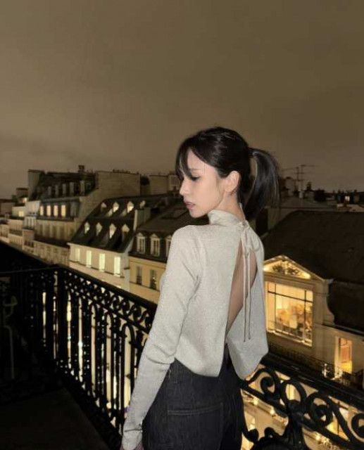 TWICE・ミナ｢in Paris♡｣パリでFENDIのアイテムを着用した全身コーデを披露