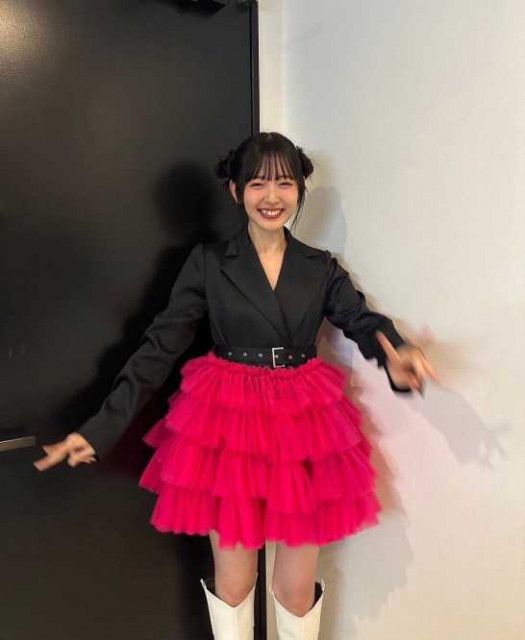 鈴木愛理、ピンクのフリフリの超ミニスカ衣装で”美脚”を披露「最強の推し！」「最強に可愛い〜」