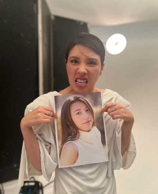 仲里依紗、デビュー20周年を記念しデビュー当時のアー写を”変顔”とともに披露「変顔までも美人すぎる」