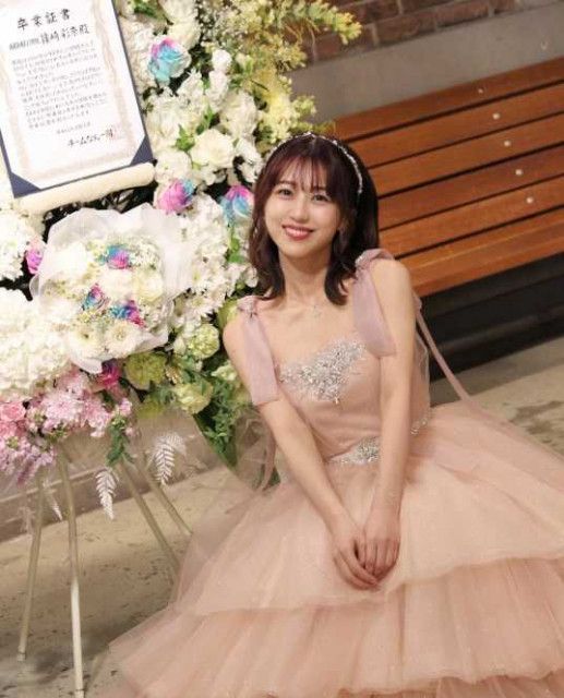 篠崎彩奈、ピンクの世界に一つだけのドレスで4448日間のAKB48を卒業を報告