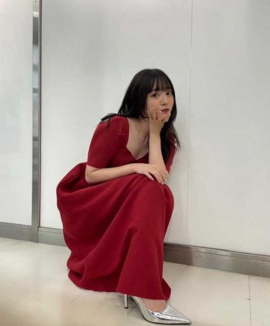 「永遠の推し〜！」真っ赤なロングドレス姿の鈴木愛理、カレンダーのお渡し会の華やか衣装公開