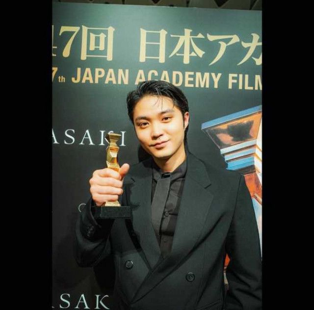 磯村勇斗、『月』で最優秀助演男優賞を受賞＆豪華2ショットを披露