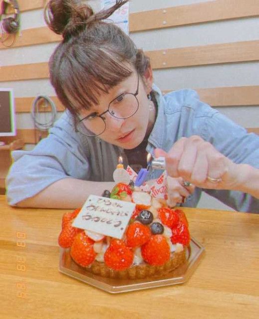 ”リアルお誕生日は4月7日”島袋寛子、バースデーケーキとのショットに「何年経っても変わず可愛い」