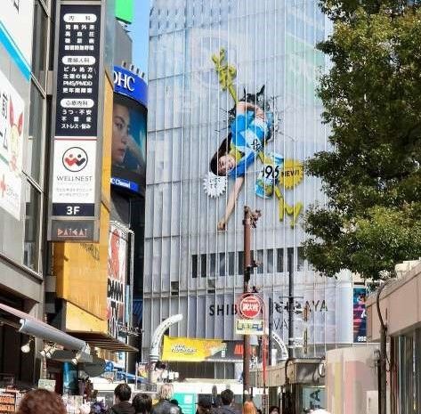 渋谷凪咲、｢突き刺さっています｣渋谷に登場したユニークすぎる広告に注目が集まる