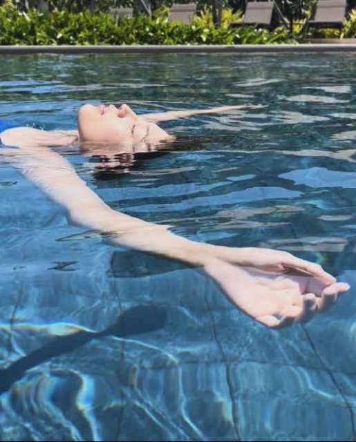 ”美しいマーメイド”川口春奈、プールに浮かぶショット披露に「お水もキラキラしてる」