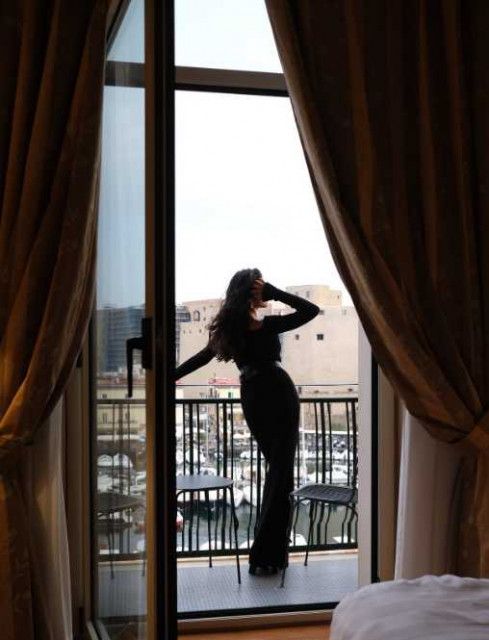 ベッドで魅せる視線、ベランダで際立つスタイル…ローラ圧巻の美貌に「これこそ美！」