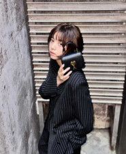 ”エレガント”池田エライザ、黒スーツ×『AMI PARIS』のミニバッグのクールなショット披露「めっちゃかっこいい！！」