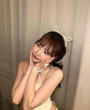 ”ポ合の天使か”NiziU・マユカ、美デコルテ際立つベアトップの衣装姿でドアップショット披露