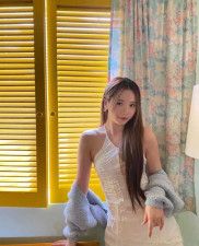”美しすぎ”NiziU・MAYA、22歳の誕生日を迎え美デコルテ＆美スタイルのキャミワンピ姿披露