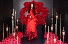 ”女神様”池田エライザ、黒髪×真っ赤な衣装で『CHIVAS REGAL SHIBUYA POP-UP​』に登場！「美です最高です」