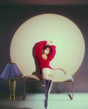 森咲智美、超ミニの赤いワンピース姿で”美脚”ショット披露「めちゃくちゃセクシー」