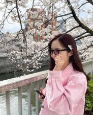 本田真凛、春色ピンクのジャケットコーデ×満開の桜とのショットにファン大絶賛「桜と真凛ちゃん可愛すぎる♡」
