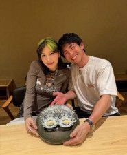 中尾明慶、結婚11周年の夫婦仲良しショット投稿にファンほっこり｢憧れの夫婦｣｢本当に素敵｣