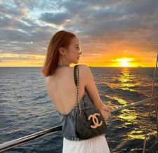 ”人気YouTuber”中町綾、ハワイでの夕日×大胆美背中コーデ披露「景色も綾ちゃんも綺麗」