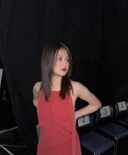 今田美桜、赤のノースリーブドレスのオフショットに大反響「何よりも綺麗で美しい」「美的ショット」