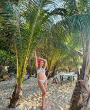 ゆきぽよ、ボラカイ島で白のビキニ姿の美ボディー披露「可愛すぎて神」「景色もいいがモデルがいい！」