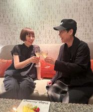 名倉潤、｢19回目の結婚記念日｣妻･渡辺満里奈と見つめあうラブラブ2ショットが話題