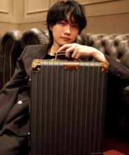 桜田通、｢かっこよすぎて見惚れた｣スーツケースを手にした大人の色気溢れるショットにファン歓喜