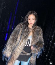 【高価値】 韓流】スケスケ過ぎて形が丸見え？ BLACKPINKのJENNIE、米公演 小物・アクセサリー