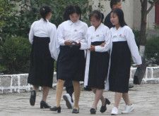北朝鮮の若者が嘲笑する「雑巾代わりに制服で金日成銅像を磨く感動実話」