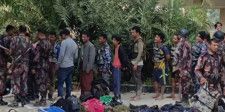 バングラデシュ領に逃げ、投降したミャンマー国軍の兵士。国境管理が強まり、難民としてロヒンギャが避難することの妨げになっている（現地SNSから）