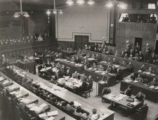 1946年5月14日、法廷で発言するベン・ブルース・ブレイクニー少佐（画面中央右の立っている人物）。弁護士として東郷茂徳、梅津美治郎を担当した