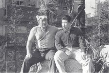 1961年の年末、力道山（左）の自宅で行われた餅つきに参加した森徹（右）