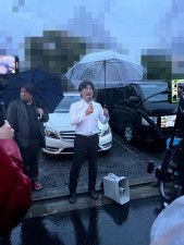 東京都練馬区の小池百合子東京都知事の自宅前で、拡声器を使って絶叫する「つばさの党」党首の黒川敦彦氏