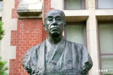 慶應義塾の創設者・福澤諭吉は、東京大学に対抗するため、ハーバード大学との連携を模索していた時期があった。（Wikimedia Commons／2009.5東京都内で塾生 (talk)が撮影）