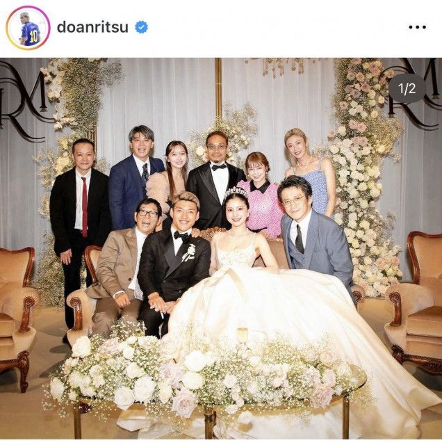 「メンバーすごすぎ！」サッカー日本代表・堂安律の結婚式　集結した豪華ゲストに衝撃走る「小栗旬くんもいる！」「すごー、さんまさんまで」