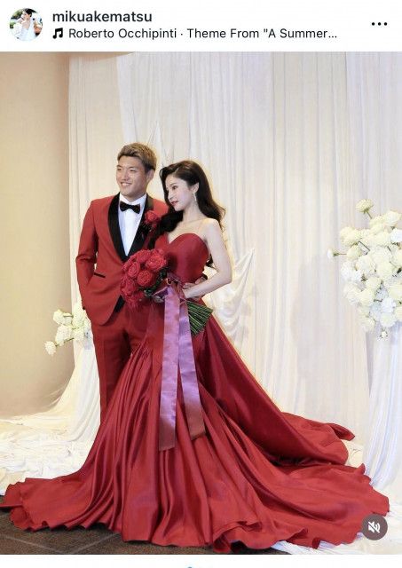 「こんなに真紅が似合う夫婦いない」堂安律と結婚の美人妻　式での艶やか赤ドレス姿を公開、赤タキシードの堂安と寄り添う姿に反響「美しい」「結婚式の頂点」