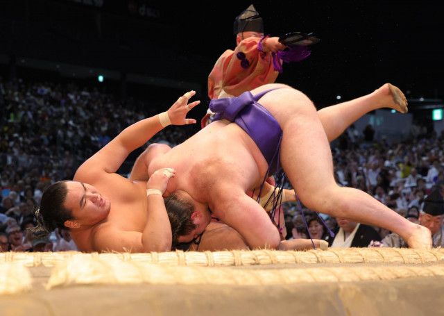 横綱豊昇龍が２日連続で金星配給　平幕安青錦のわたし込みに不覚　新横綱大の里は３連勝　大関琴桜は２敗目、小結高安に敗れる
