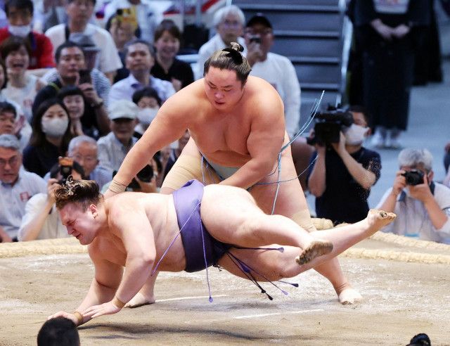 琴勝峰が悲願の初優勝　安青錦下し１３勝２敗　２３年初場所での貴景勝との千秋楽相星決戦から２年半、ケガに苦しんできた２５歳が念願初賜杯