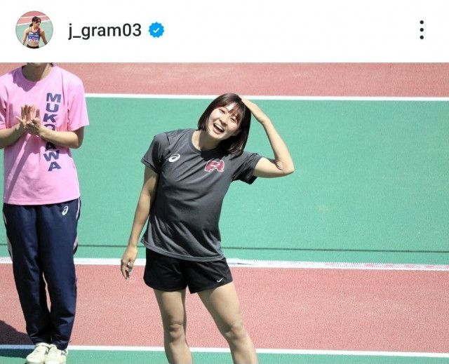 「肩えぐい」マッチョで注目の美女アスリート「可愛い水着には筋肉でしょうよ」海のマッスルポーズに反響
