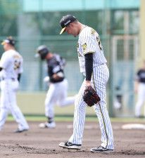 引退試合で２ラン被弾の阪神・秋山　外角低め直球勝負に「全く後悔していない。一番頑張ってきた球種とコース。打たれてスッキリ終われる」