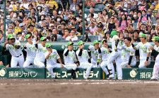 　昨年のロッテとの交流戦で、限定ユニホームでベンチで笑顔を見せる阪神ナイン＝２０２３年６月４日