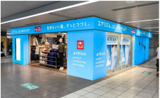 ユニクロ　駅構内の12店舗で「青いユニクロ」を展開、「エアリズム」を販促