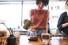 初代オーナーから引き継いだ、新宿の行列の絶えないカフェ「4/4 SEASONS COFFEE」。